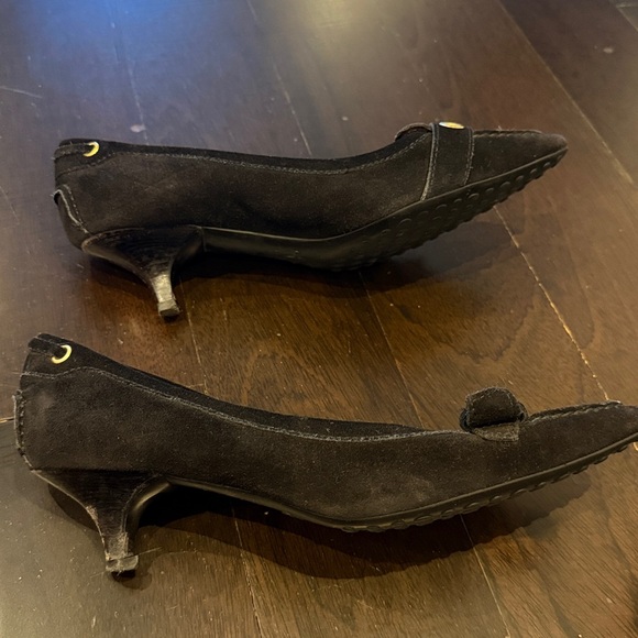 Elegant Black Suede Women's Shoes with Gold Accents - Picture 6 of 6